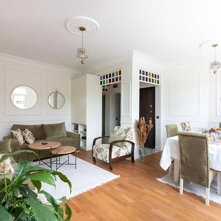 Spacious 4br 2ba W Priv Patio Close To Bosphorus Apartman