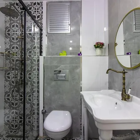 Spacious 4br 2ba W Priv Patio Close To Bosphorus *